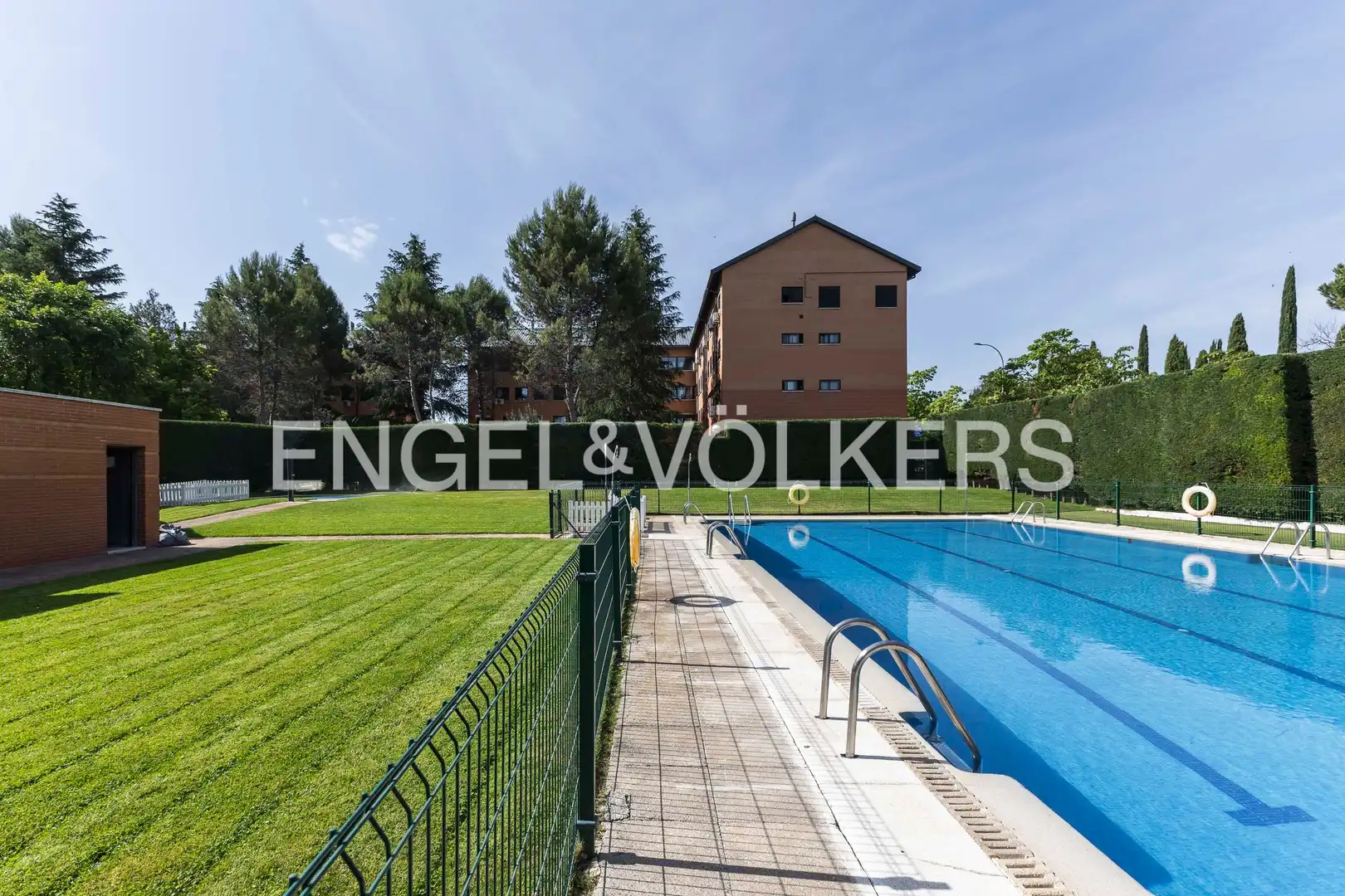 Swimming pool of Flat for rent in Madrid  with Air Conditioner, Heating and Private garden