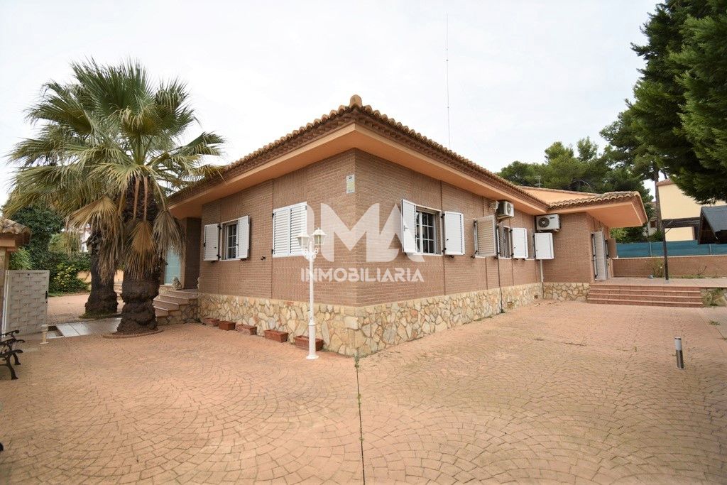 Vista exterior de Casa o xalet en venda en Paterna amb Aire condicionat, Calefacció i Jardí privat