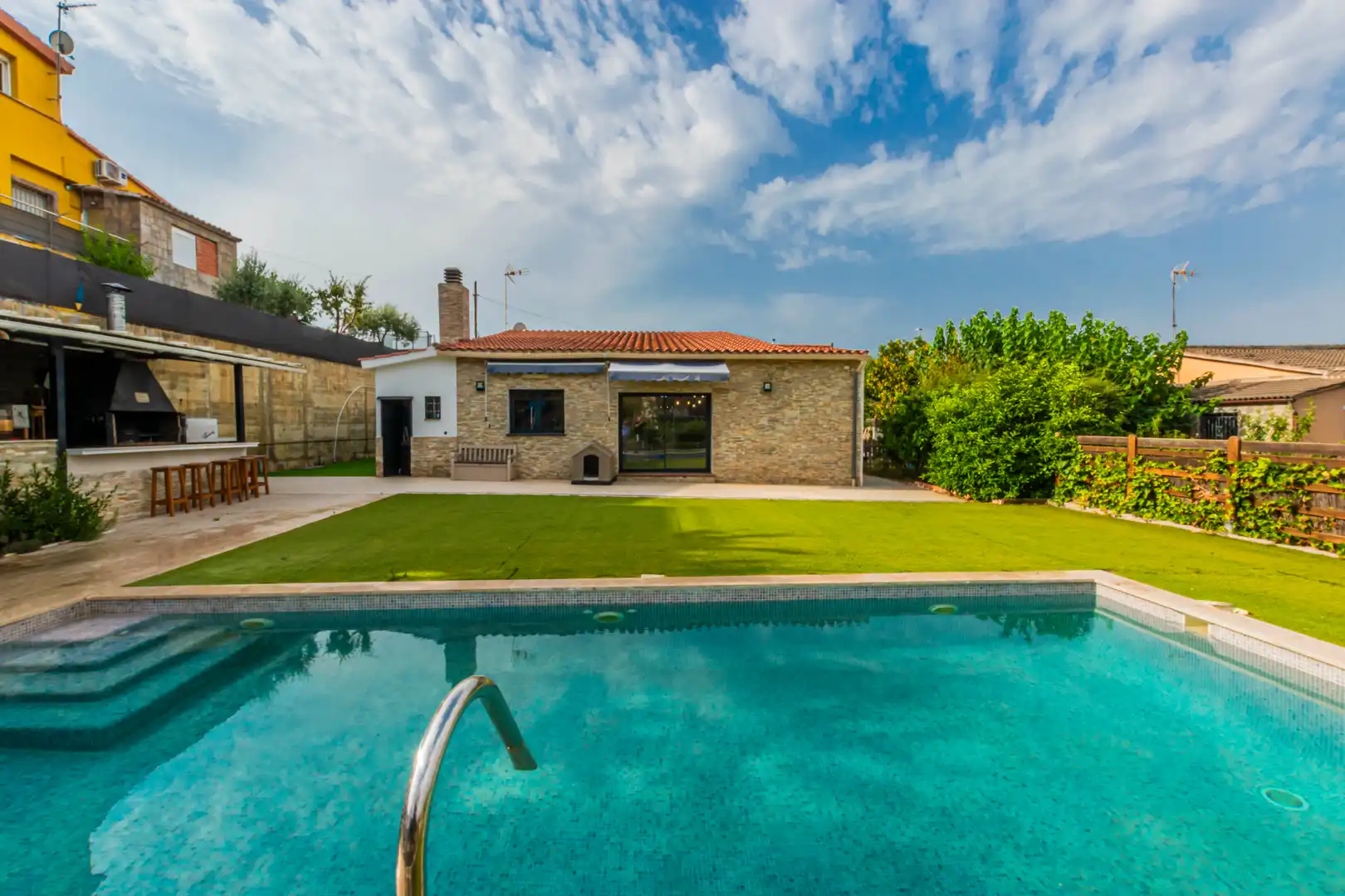 Piscina de Casa o xalet en venda en Terrassa amb Aire condicionat, Calefacció i Jardí privat