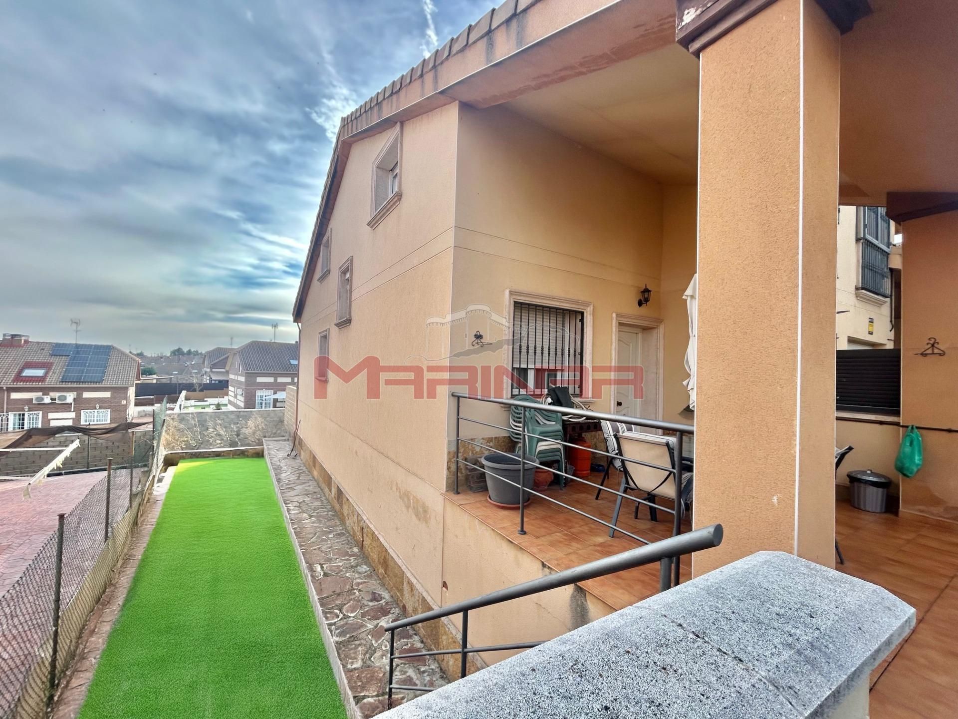 Vista exterior de Casa adosada en venda en Seseña amb Calefacció, Jardí privat i Traster