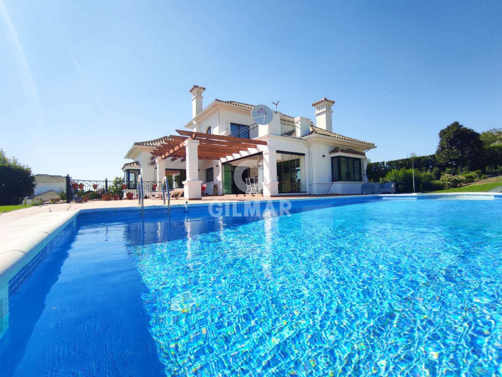 Vista exterior de Casa o xalet en venda en Arcos de la Frontera amb Calefacció, Jardí privat i Piscina