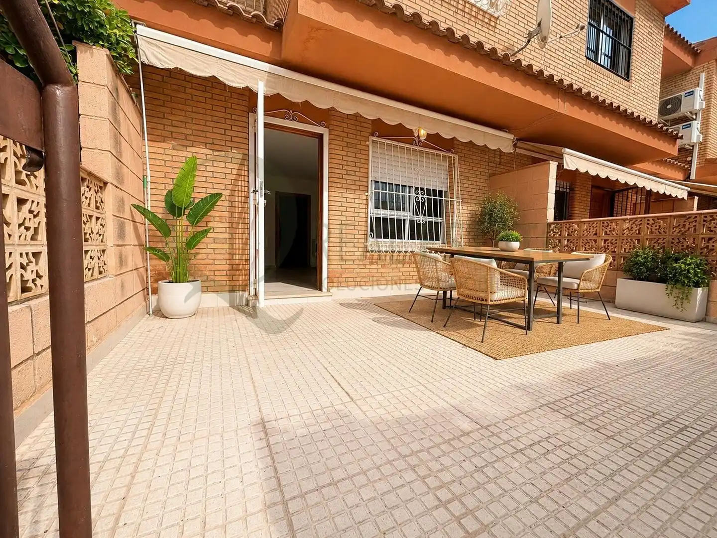 Terrasse von Einfamilien-Reihenhaus zum Verkauf in Alicante / Alacant mit Heizung, Privatgarten und Terrasse