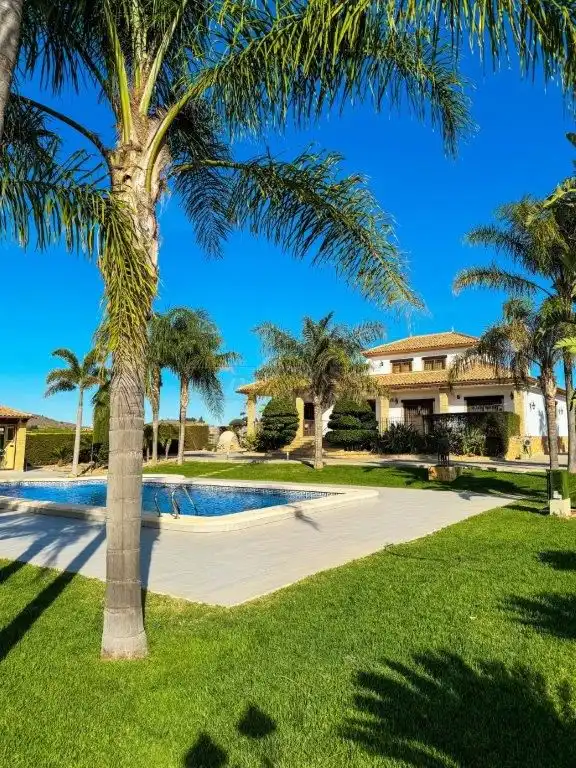 Vista exterior de Casa o xalet en venda en Orihuela amb Aire condicionat, Jardí privat i Traster