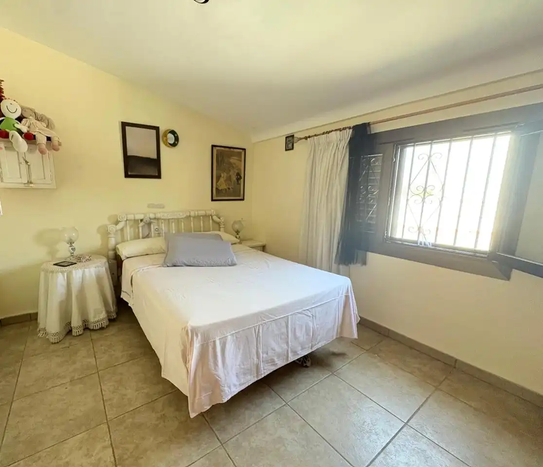 Dormitori de Casa adosada en venda en Benicasim / Benicàssim amb Aire condicionat, Jardí privat i Terrassa