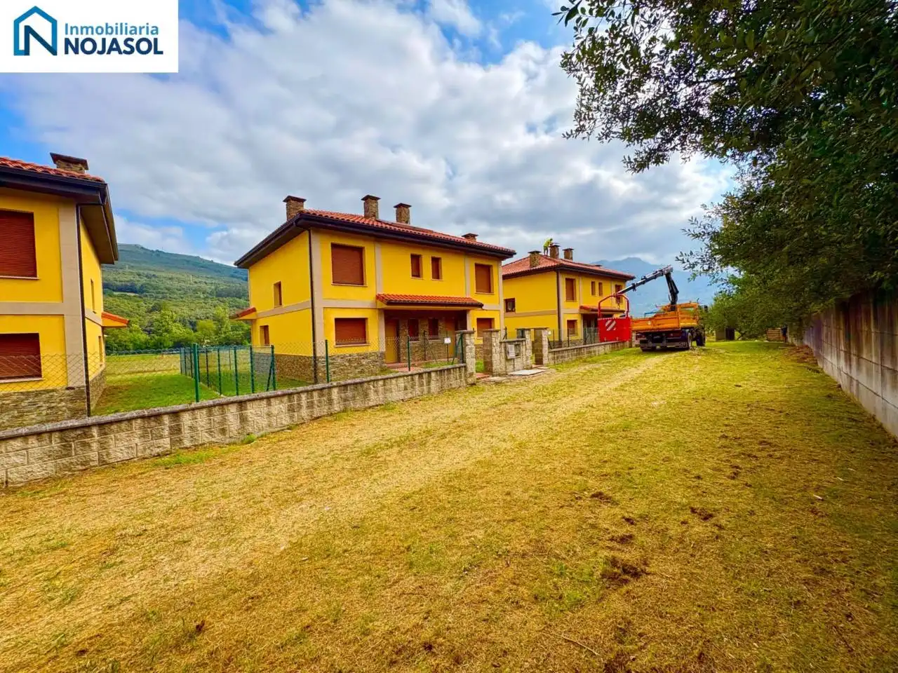 Vista exterior de Casa adosada en venta en Ruesga con Calefacción y Jardín privado
