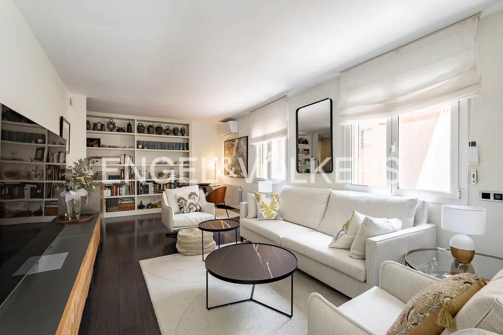 Vista exterior de Apartament en venda en Esplugues de Llobregat amb Aire condicionat, Calefacció i Jardí privat
