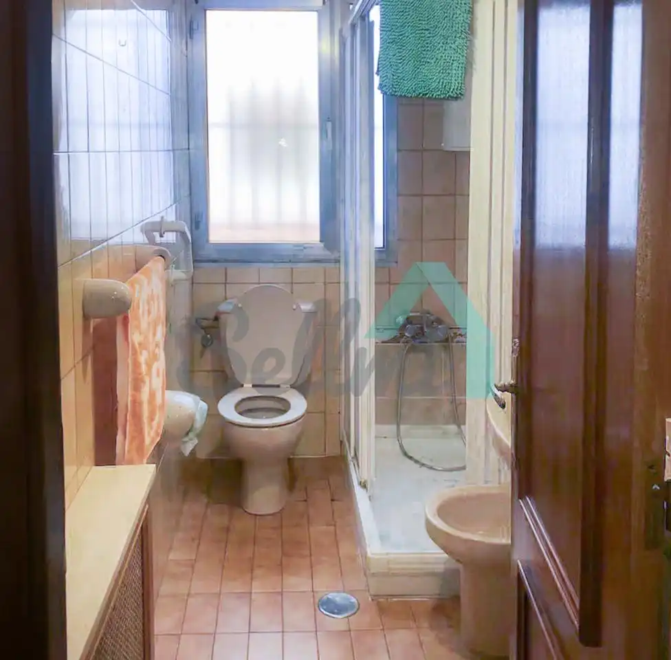 Bathroom of Flat for rent in Oviedo   with Heating, Parquet flooring and Furnished