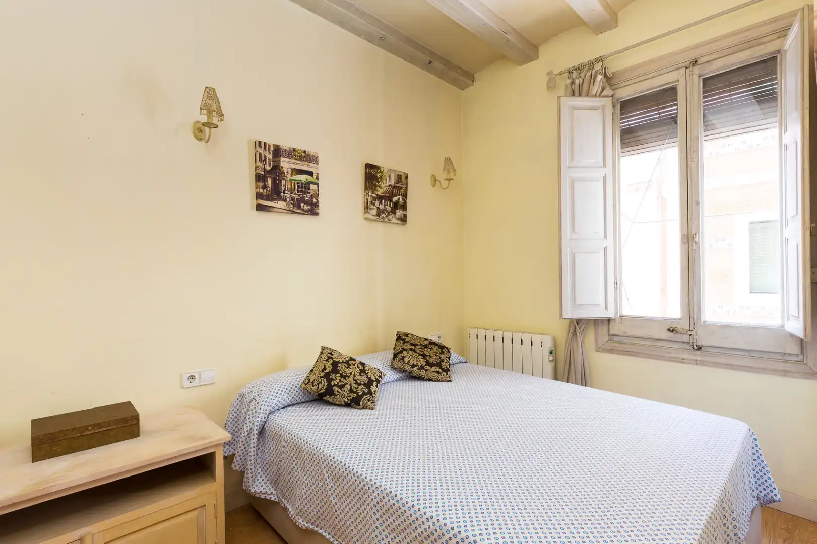 Bedroom of Apartments for sale in Barcelona