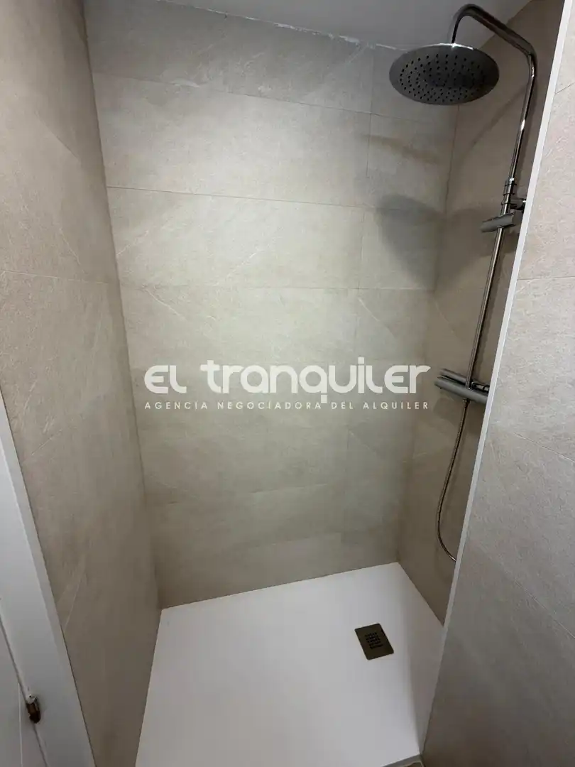 Badezimmer von Wohnung zur Miete in Madrid mit Parkett, Terrasse und Haustiere erlaubt