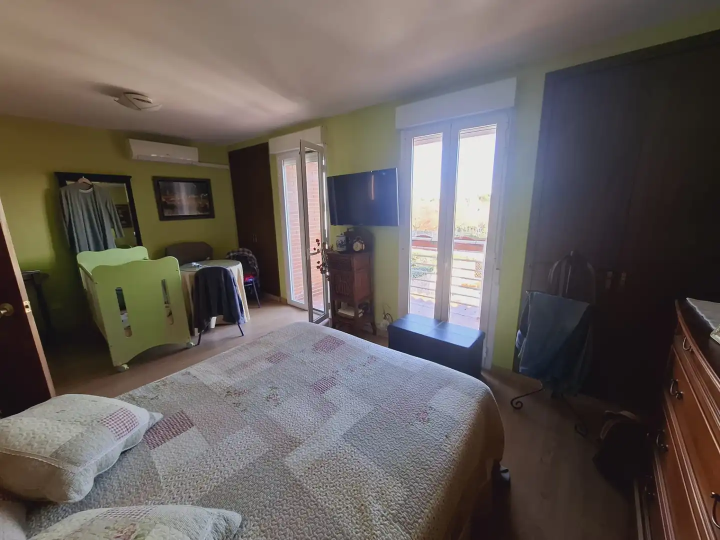 Habitación de Casa adosada en venta en Villaviciosa de Odón con Aire acondicionado, Calefacción y Jardín privado