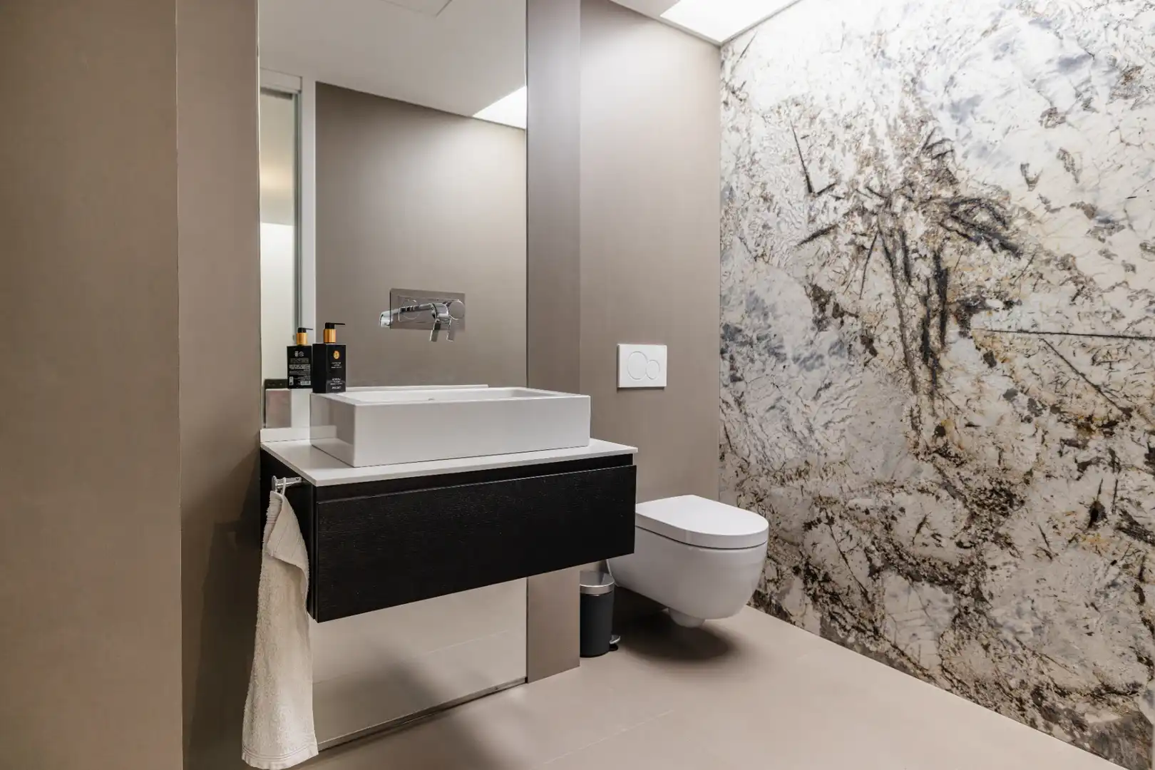 Badezimmer von Maisonette zum Verkauf in Barcelona mit Klimaanlage, Heizung und Privatgarten