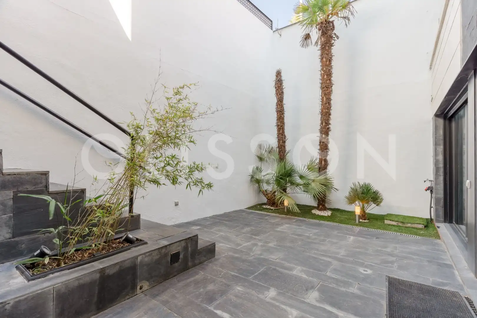 Terrassa de Casa o xalet en venda en Madrid amb Aire condicionat, Calefacció i Jardí privat