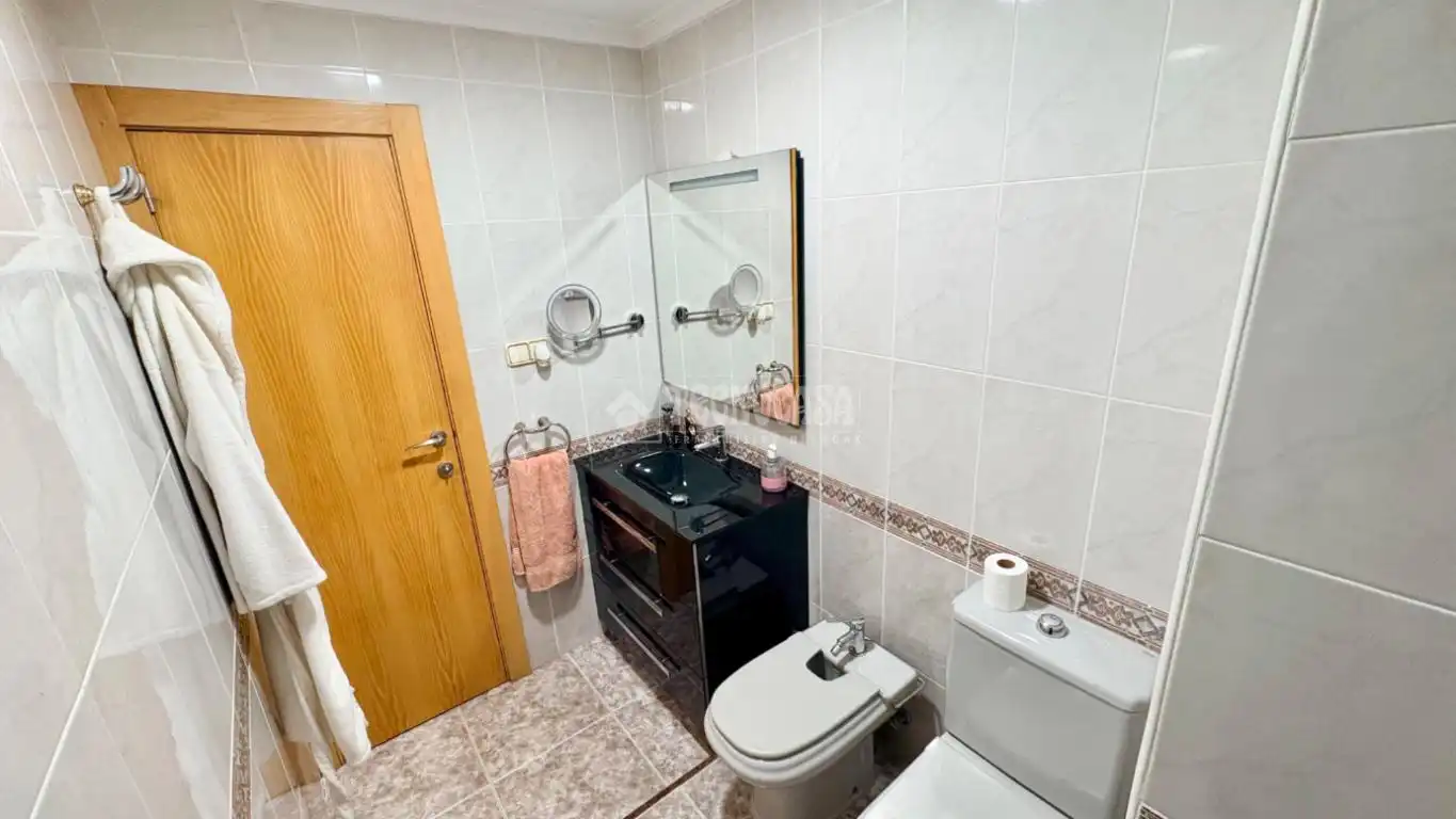 Bathroom of Flat for sale in Valencia  with Air Conditioner and Balcony