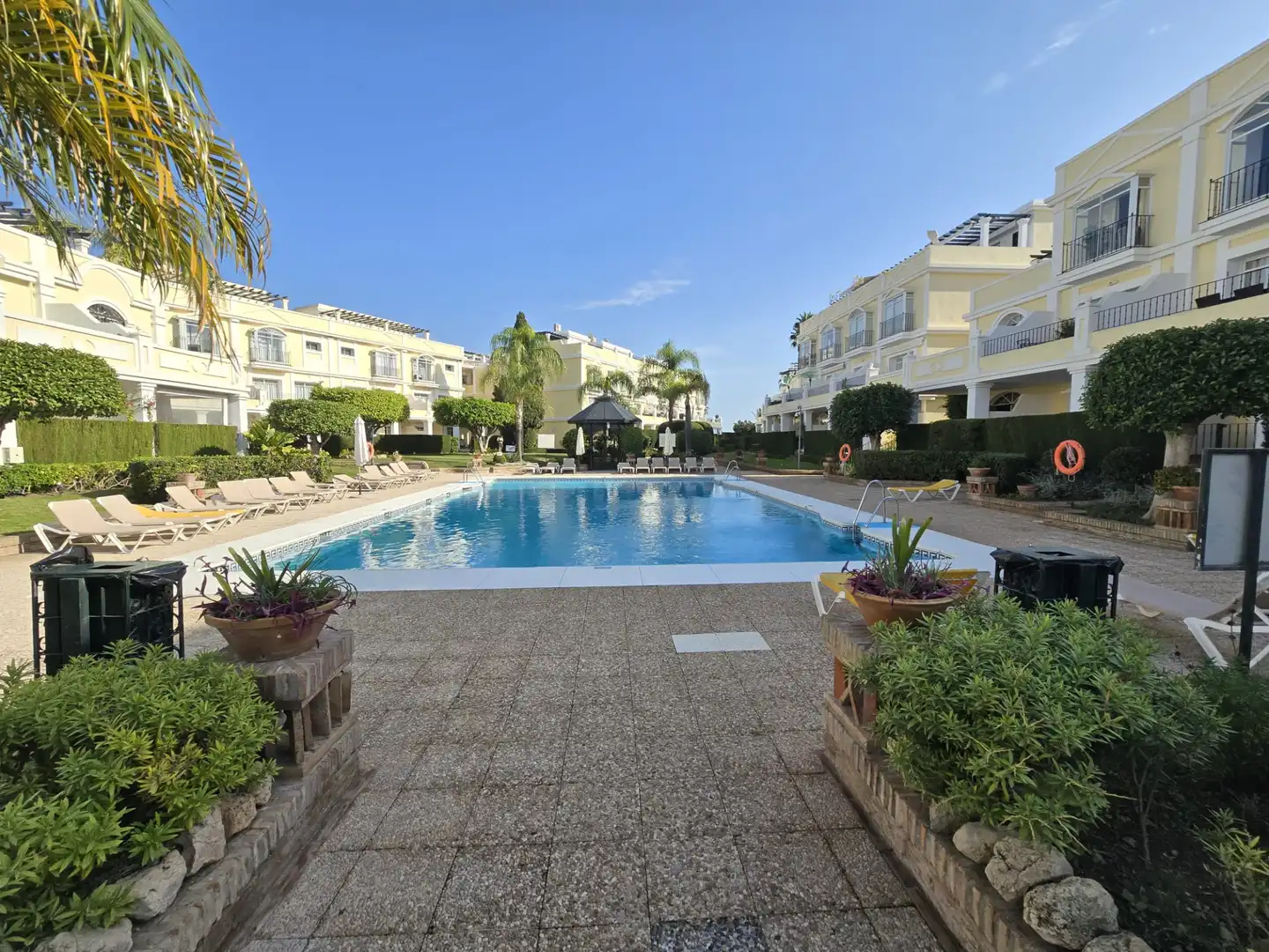 Schwimmbecken von Einfamilien-Reihenhaus zur Miete in Marbella mit Möbliert