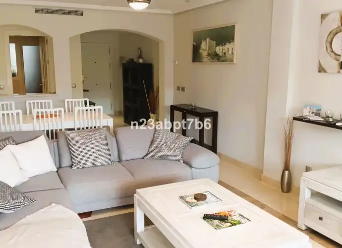 Sala d'estar de Apartament en venda en Benahavís amb Terrassa, Moblat i Piscina comunitària