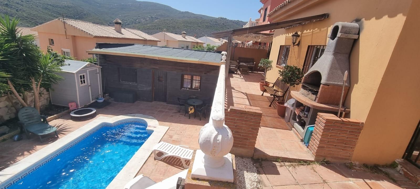 Vista exterior de Casa adosada en venda en La Línea de la Concepción amb Jardí privat, Piscina i Balcó