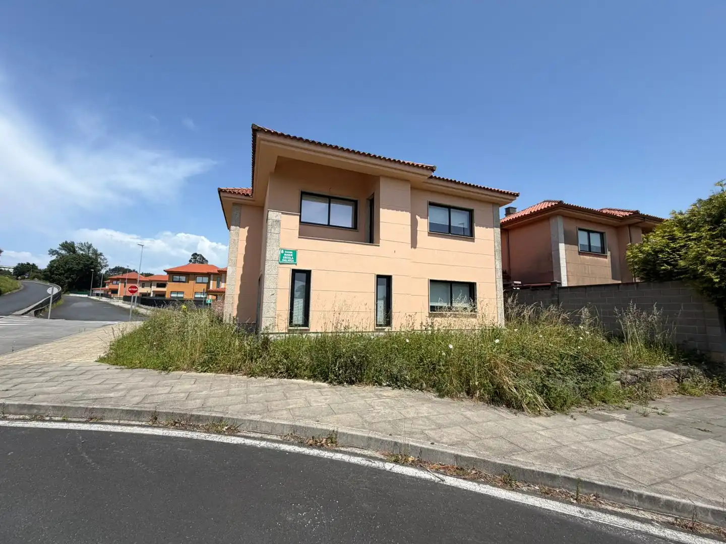 Vista exterior de Casa adosada en venda en Ferrol amb Jardí privat, Parquet i Balcó