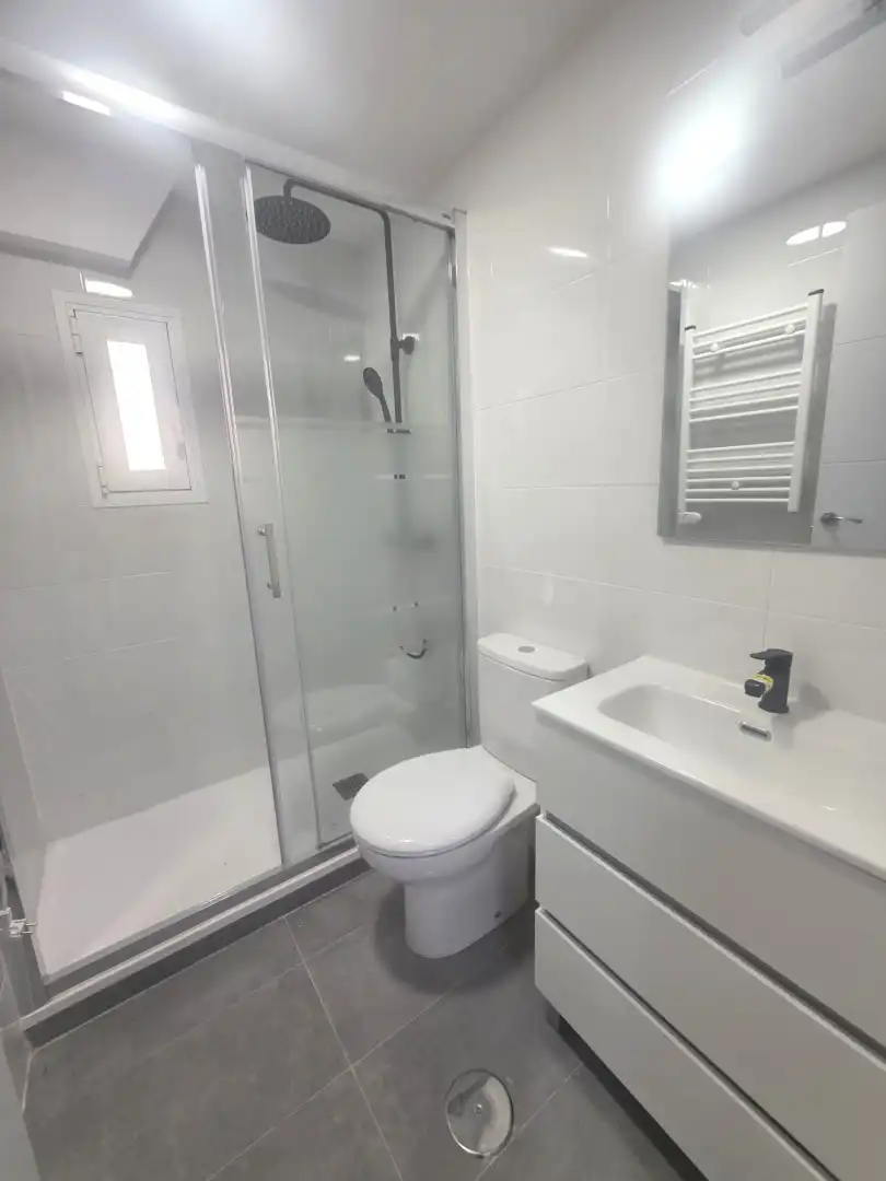 Bathroom of Flat for sale in Madrid  with Heating, Oven and Washing machine