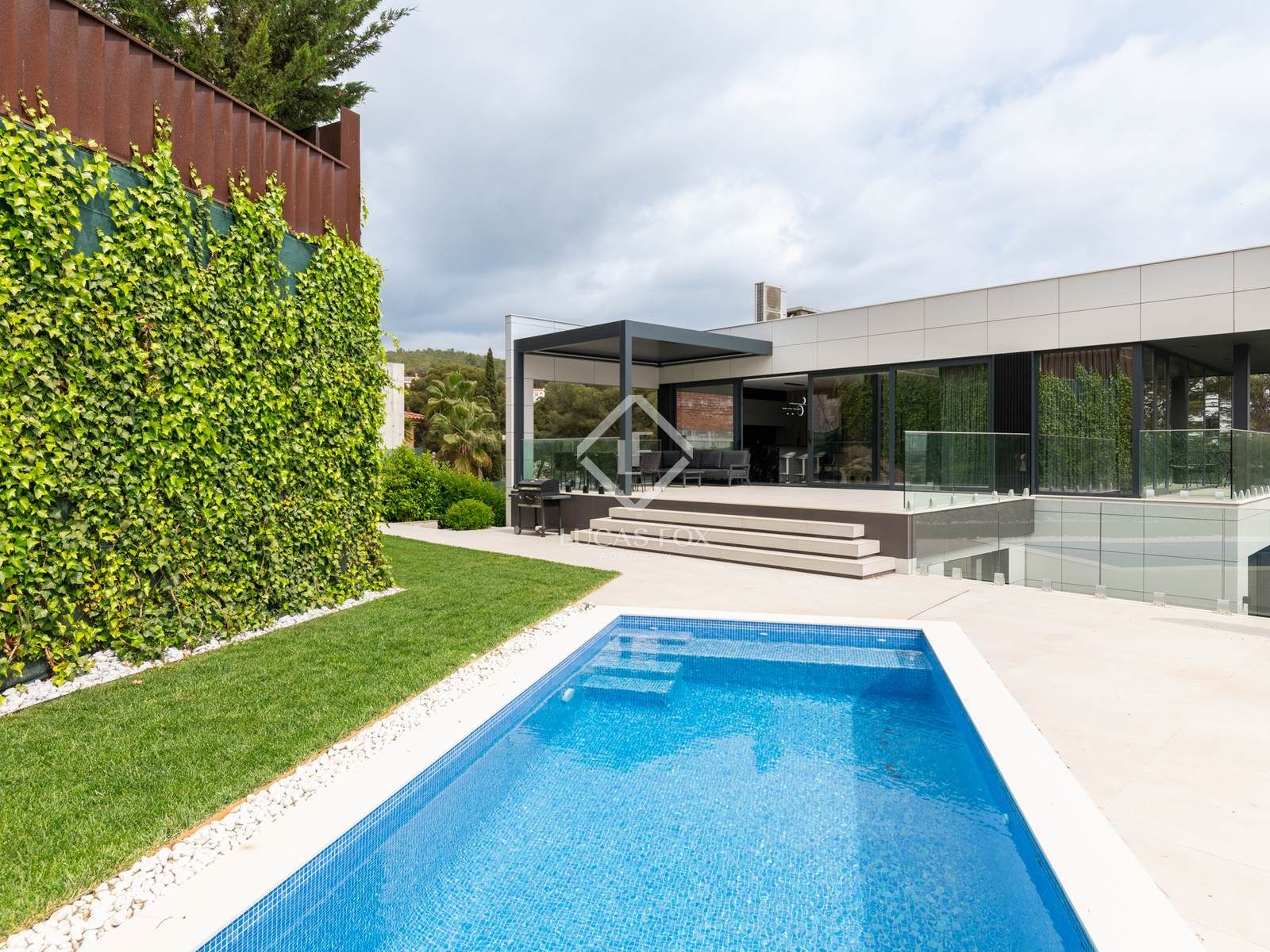 Swimming pool of House or chalet for sale in Castelldefels  with Air Conditioner, Private garden and Terrace