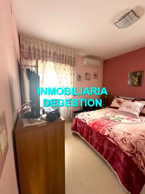 Dormitori de Casa o xalet en venda en Linares amb Aire condicionat, Calefacció i Jardí privat