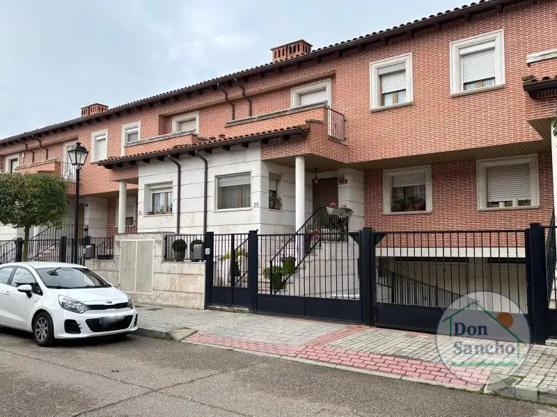 Vista exterior de Casa adosada en venta en Laguna de Duero con Calefacción, Jardín privado y Terraza