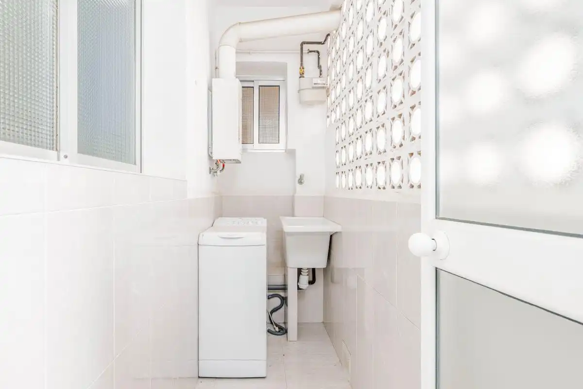 Bathroom of Flat for sale in Sevilla  with Air Conditioner, Heating and Private garden