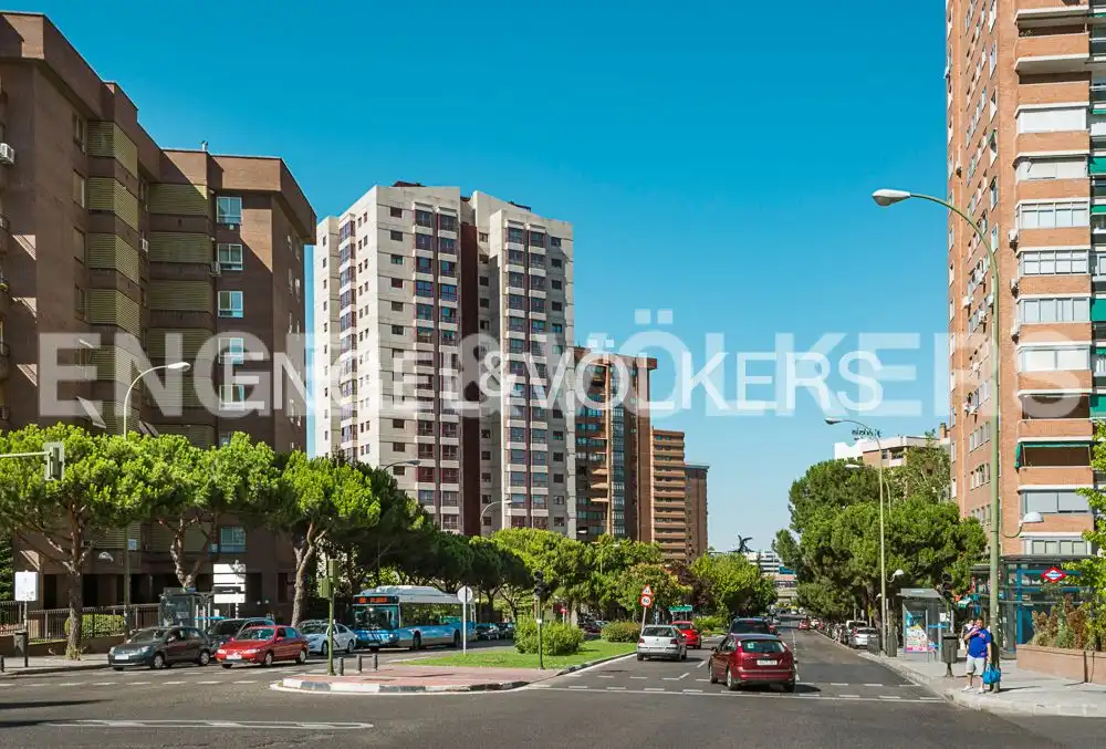 Außenansicht von Wohnung zur Miete in Madrid mit Klimaanlage, Heizung und Parkett