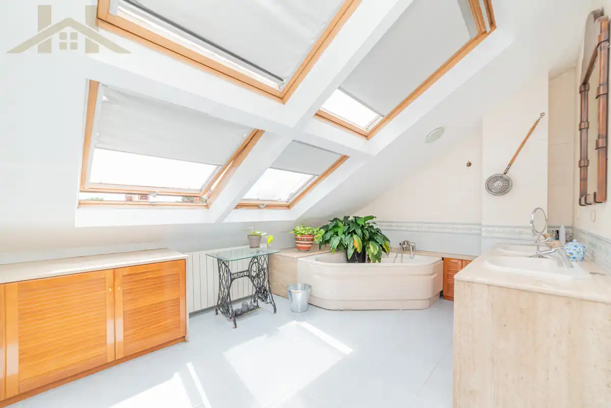 Bathroom of Detached homes for sale in Tres Cantos  with Air Conditioner, Heating and Private garden