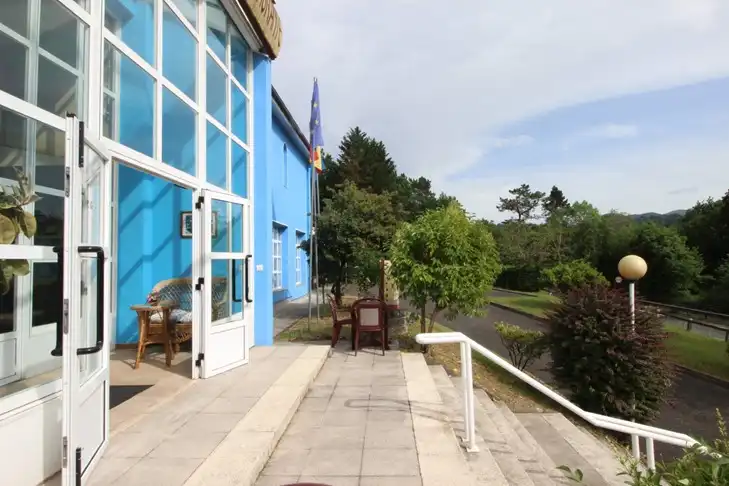 Vista exterior de Edifici en venda en Cangas de Onís amb Piscina comunitària