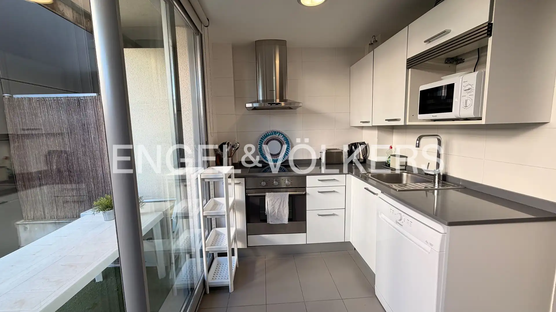 Cocina de Dúplex de alquiler en La Moraleja con Aire acondicionado, Calefacción y Jardín privado