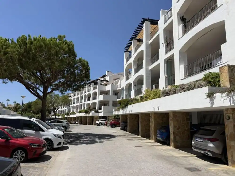 Außenansicht von Wohnungen zur Miete in Benahavís mit Klimaanlage, Terrasse und Abstellraum