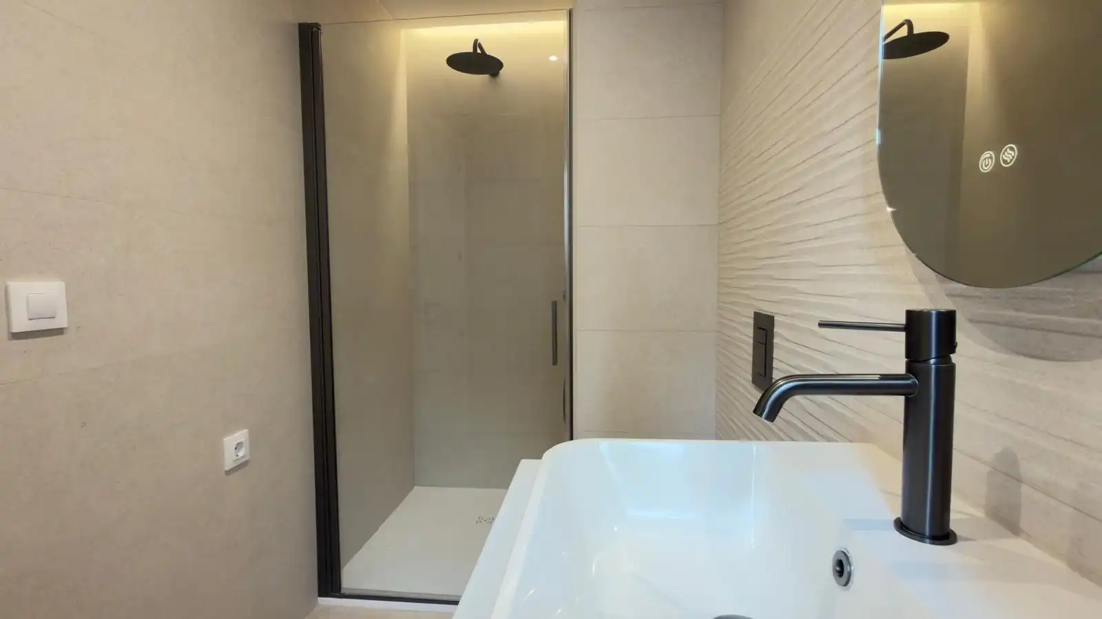 Bathroom of Houses for sale in Alaquàs  with Air Conditioner, Terrace and Furnished