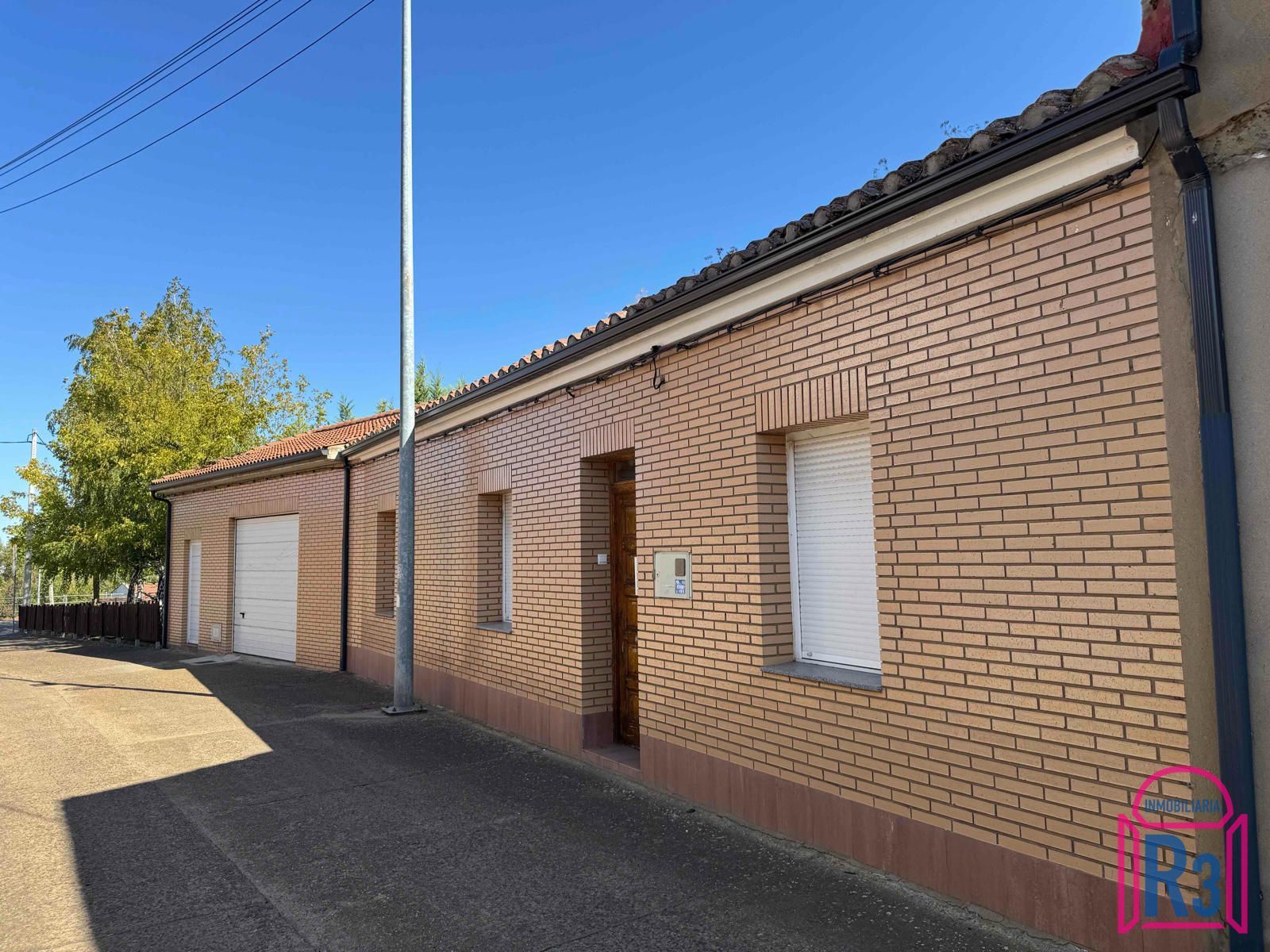 Vista exterior de Casa o xalet en venda en León Capital  amb Calefacció i Jardí privat