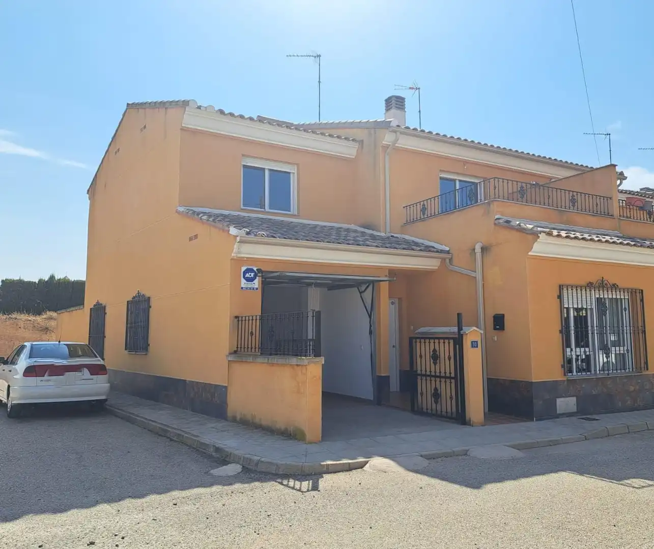 Vista exterior de Casa adosada en venta en Requena con Calefacción, Terraza y Trastero