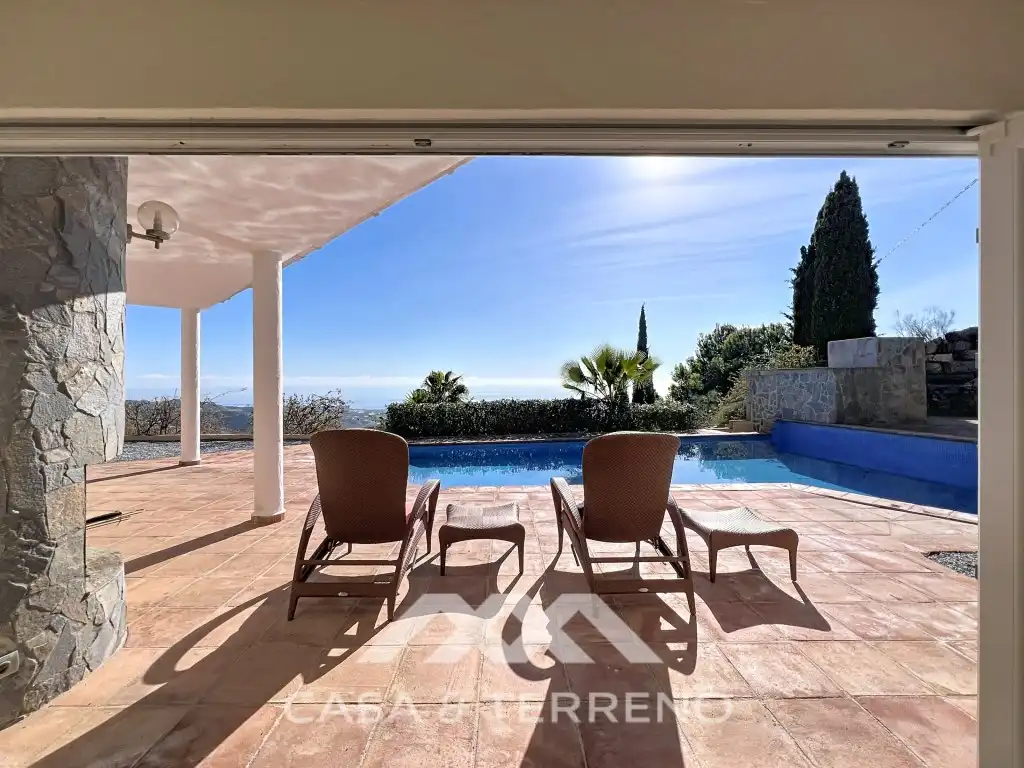 Vista exterior de Casa o xalet en venda en Algarrobo amb Jardí privat, Terrassa i Piscina