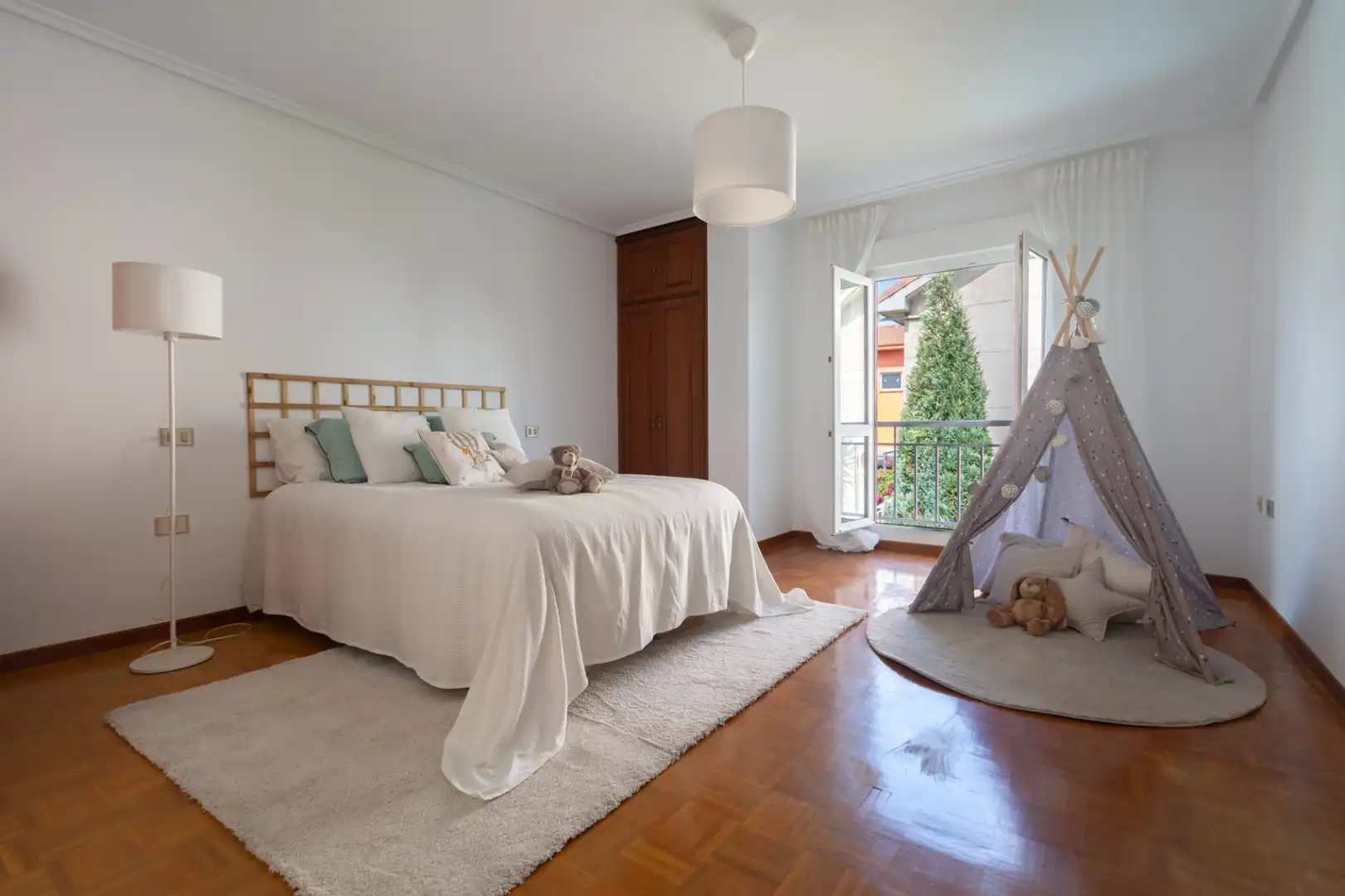 Dormitori de Casa o xalet en venda en Avilés amb Calefacció, Jardí privat i Parquet