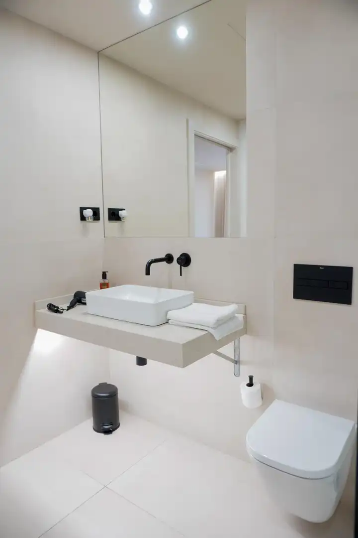 Badezimmer von Erdgeschoss zur Miete in Badalona mit Klimaanlage, Heizung und Terrasse
