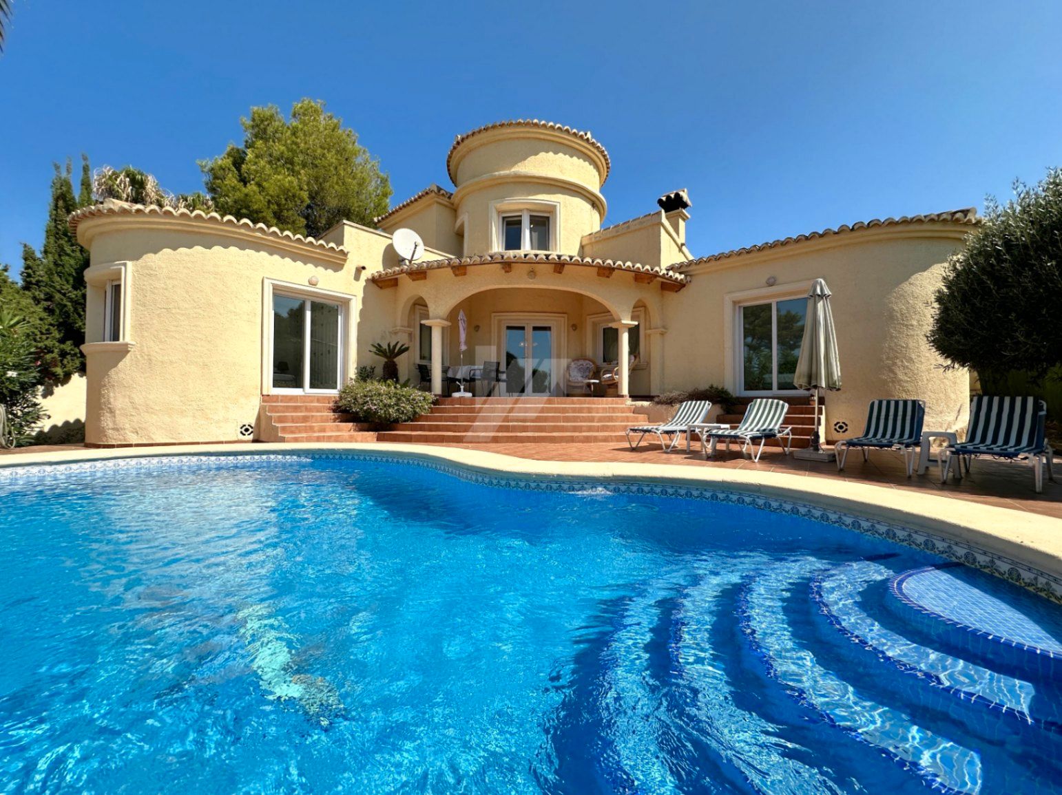 Vista exterior de Casa o xalet en venda en Moraira amb Aire condicionat, Calefacció i Jardí privat