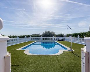 Piscina de Casa o xalet en venda en Pilas amb Aire condicionat, Calefacció i Jardí privat