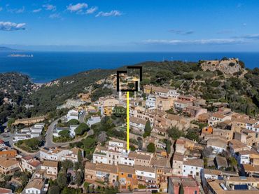 Xalet amb balcó en venda a Begur pueblo