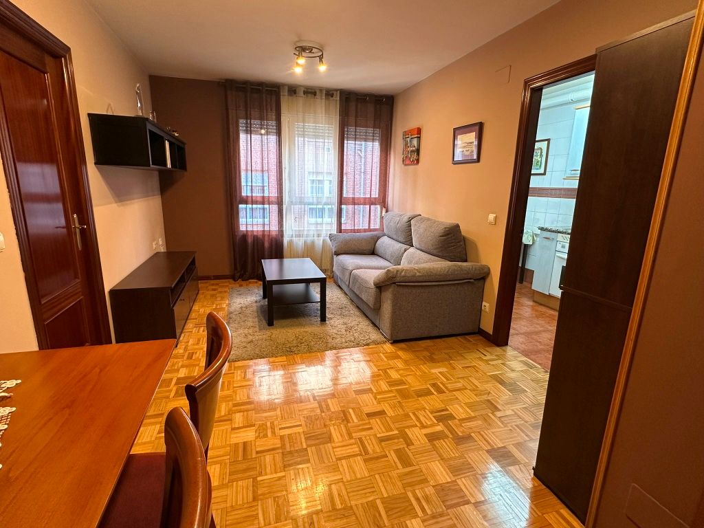 Sala d'estar de Apartament en venda en Gijón  amb Calefacció, Parquet i Moblat