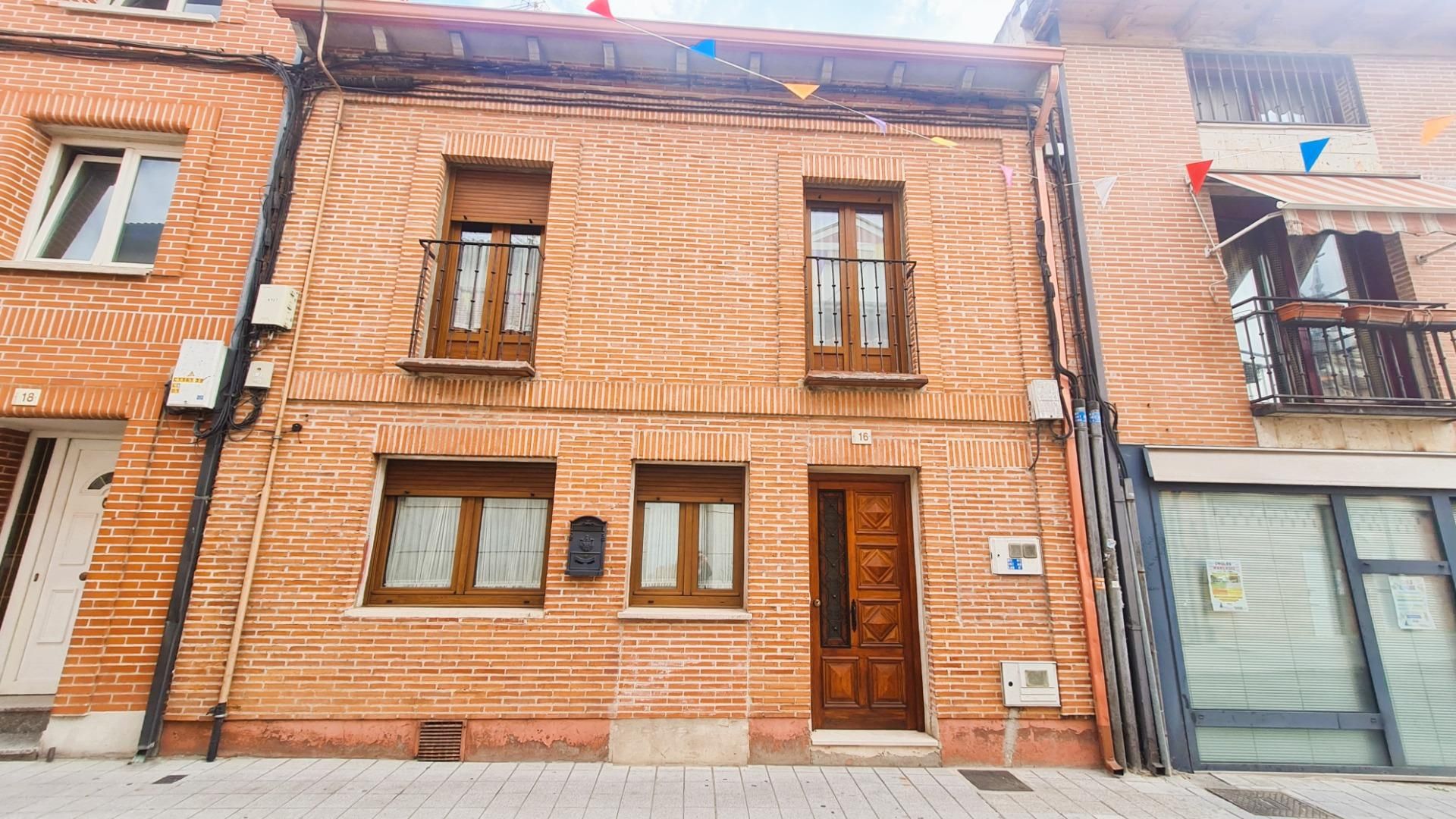 Vista exterior de Casa adosada en venda en Tudela de Duero amb Traster