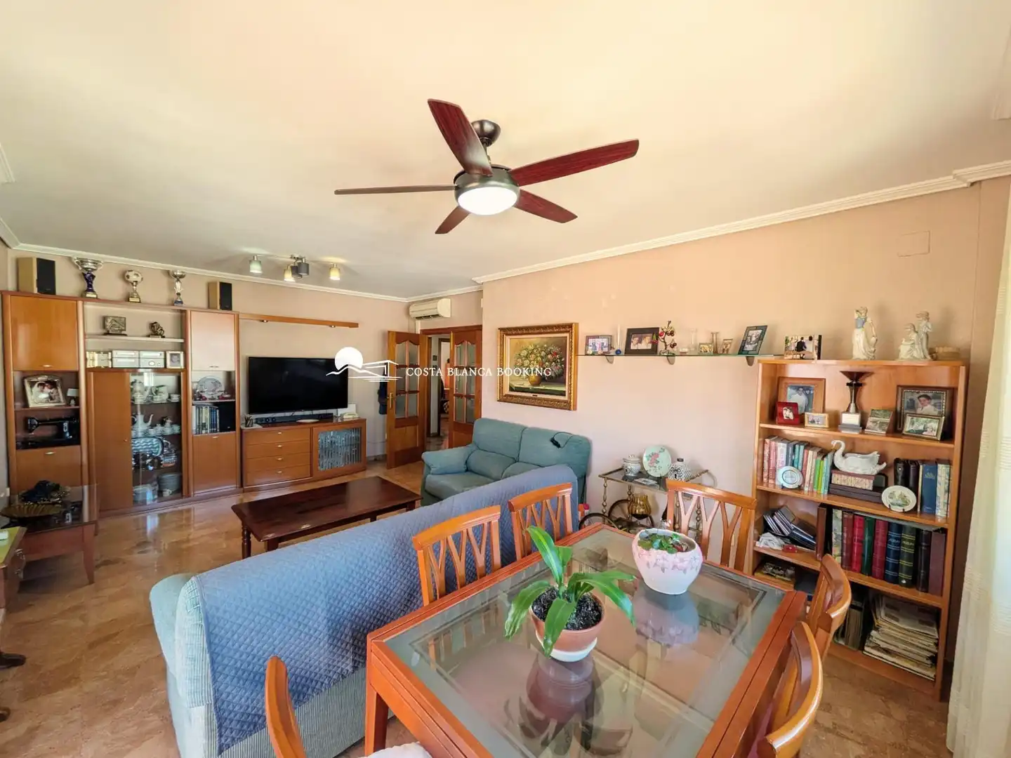 Sala d'estar de Casa o xalet en venda en L'Alfàs del Pi amb Aire condicionat, Jardí privat i Terrassa