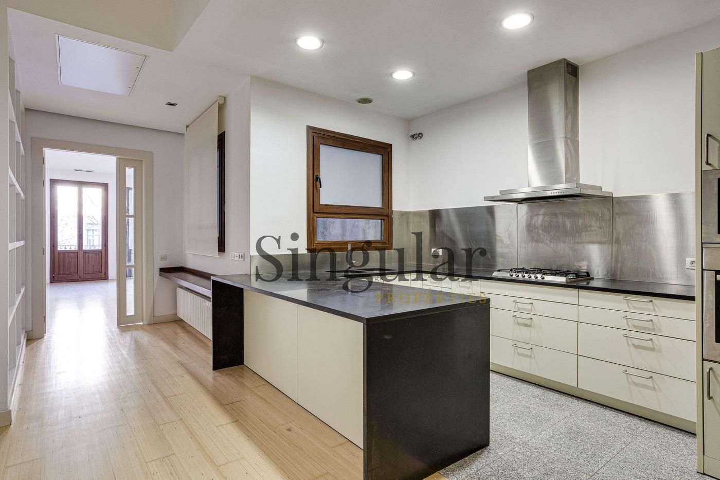 Cocina de Piso de alquiler en  Barcelona Capital con Calefacción, Parquet y Balcón