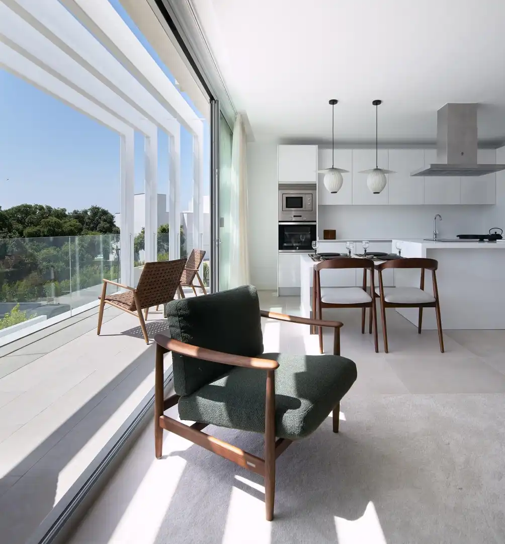 Sala de estar de Casa adosada en venta en Sotogrande con Calefacción, Terraza y Jacuzzi