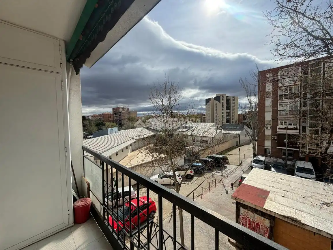 Vista exterior de Piso en venta en Madrid con Calefacción y Terraza