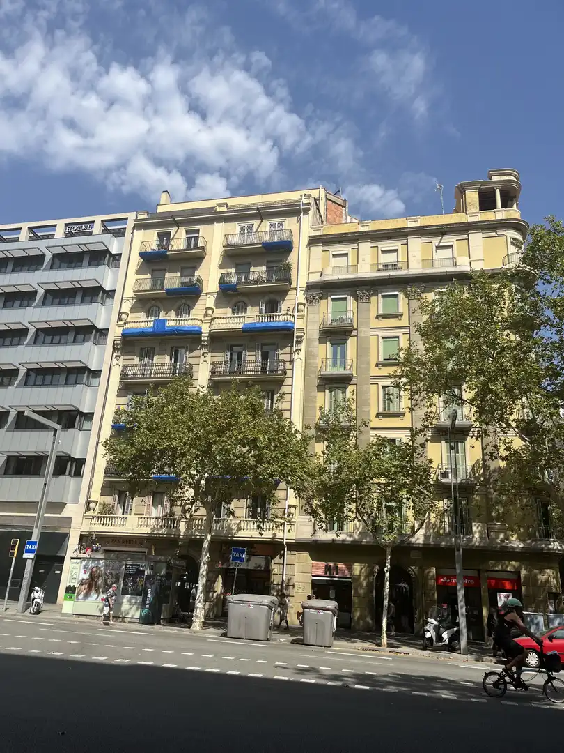 Außenansicht von Wohnung zum Verkauf in  Barcelona Capital mit Balkon
