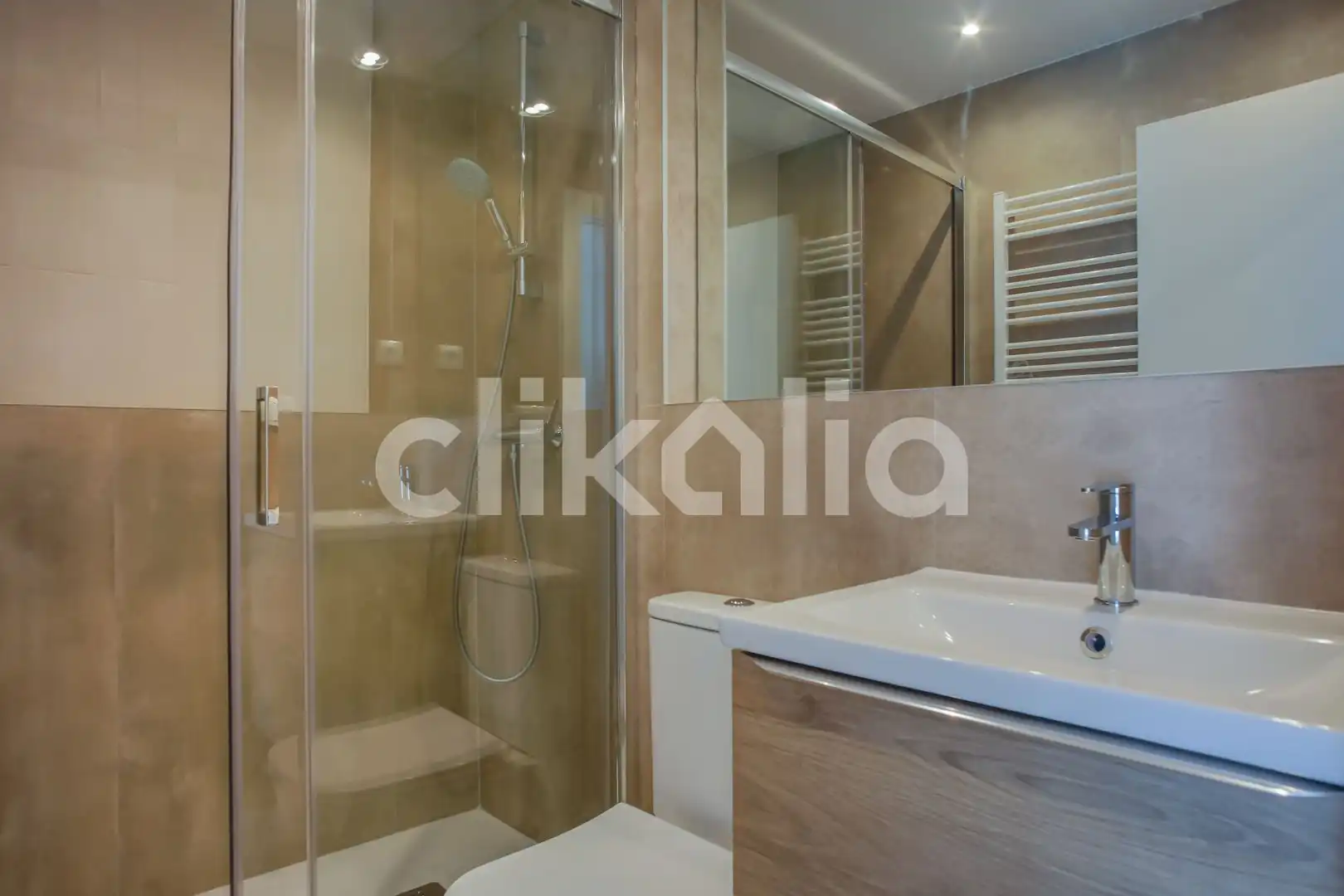 Bathroom of Flat for sale in Madrid  with Air Conditioner, Heating and Terrace