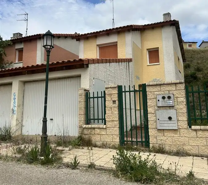 Vista exterior de Casa adosada en venda en Cardeñadijo amb Jardí privat