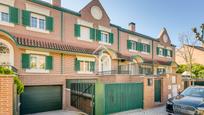 Vista exterior de Casa o xalet en venda en La Moraleja amb Aire condicionat, Jardí privat i Parquet
